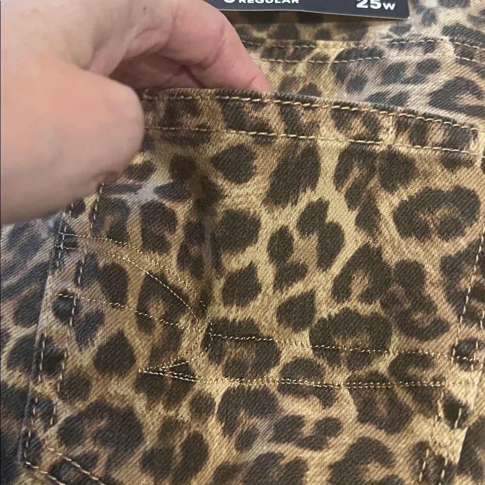 American Eagle Animal print Baggy Low Rise Wide Leg jeans NWT size 0 - Picture 5 of 7